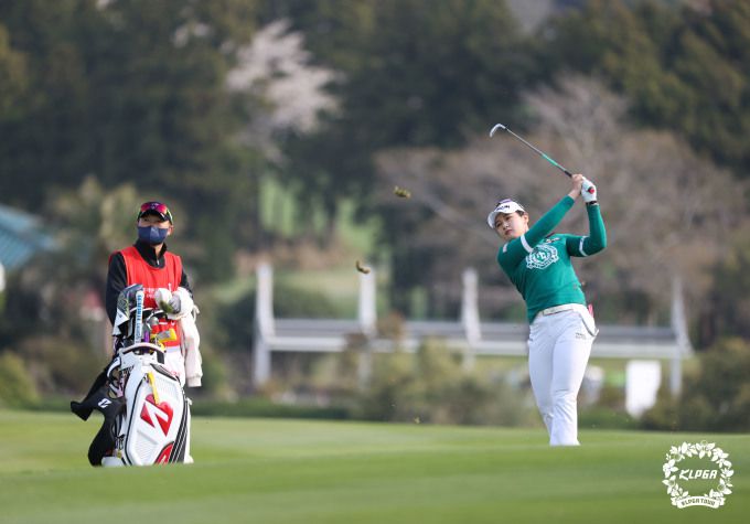 첫날 공동27위에 위치한 박현경. [사진= KLPGA]