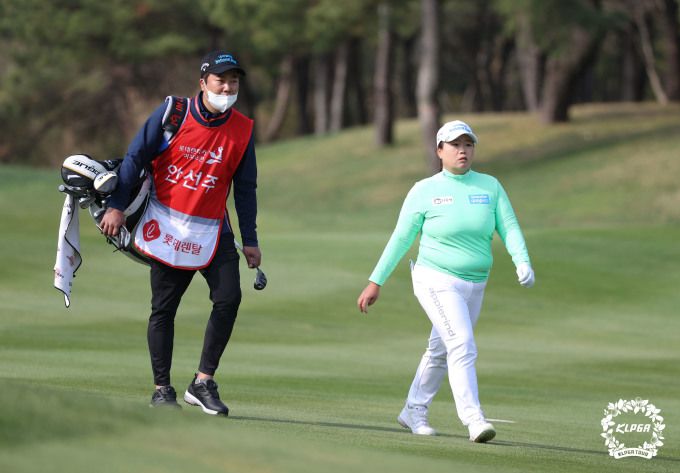 남편이자 캐디인 김성호씨와 함께 첫날 좋은 호흡을 보인 안선주. [사진= KLPGA]