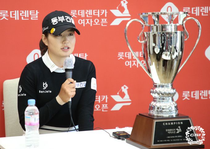 개막전 우승 트로피와 함께 밝은 표정으로 인터뷰하는 장수연. [사진= KLPGA]