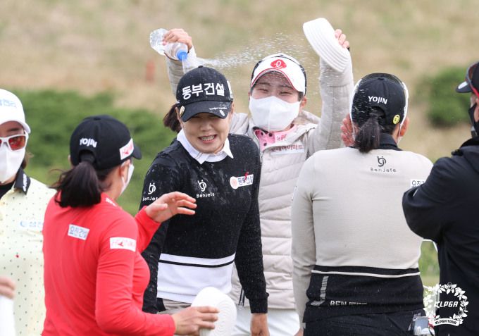 동료들의 물세레머니를 받는 장수연. [사진= KLPGA]