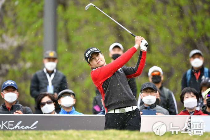 갤러리가 지켜보는 가운데 플레이 하는 장수연. [사진= KLPGA]