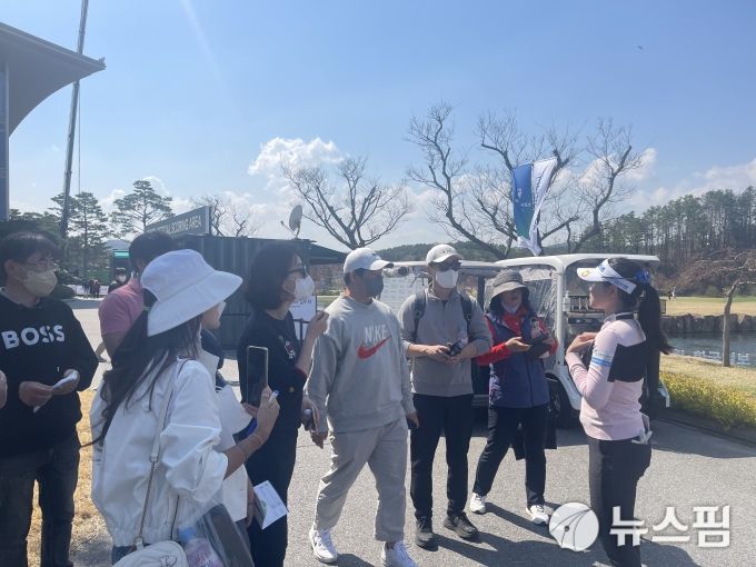 [여주=뉴스핌] 김용석 기자 = 팬들에게 둘러쌓인 박민지. 그는 지난 시즌 6승을 획득, '대세'가 됐다. 2022.04.15 fineview@newspim.com