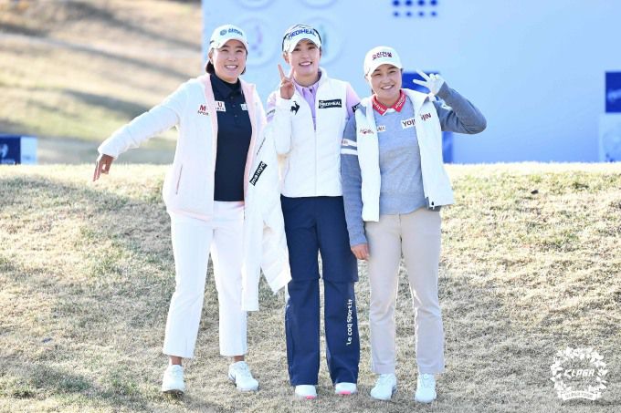 전날 홀인원의 행운을 만난 김재희(가운데)가 김해림(맨 왼쪽), 서연정과 포즈를 취했다. [사진= KLPGA]