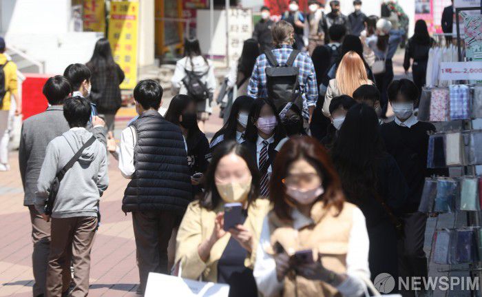 [서울=뉴스핌] 김민지 기자 = 코로나19로 인한 사회적 거리두기가 2년 1개월 만에 전면 해제된다. 15일 열린 중대본 회의에 따르면 18일부터 다중이용시설 영업시간과 사적모임 인원 제한이 해제되고, 행사·집회·종교시설에 적용된 인원 제한이 사라진다. 또 25일부터는 영화관·실내체육시설 등에서 음식물 섭취가 가능해진다. 다만 마스크 착용은 현행대로 유지되며, 실외 마스크 착용에 대해서는 2주 후 방역 상황을 평가해 결정키로 했다. 사진은 이날 점심 홍대 거리 모습. 2022.04.15 kimkim@newspim.com