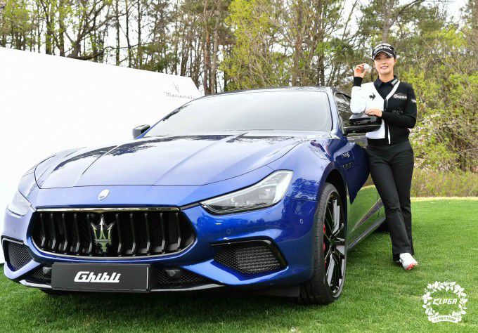 마세라티 경품을 받은 김재희. [사진= KLPGA]