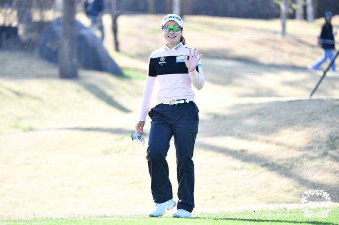 그린에서 갤러리들에게 반갑게 인사하는 박민지. [사진= KLPGA]