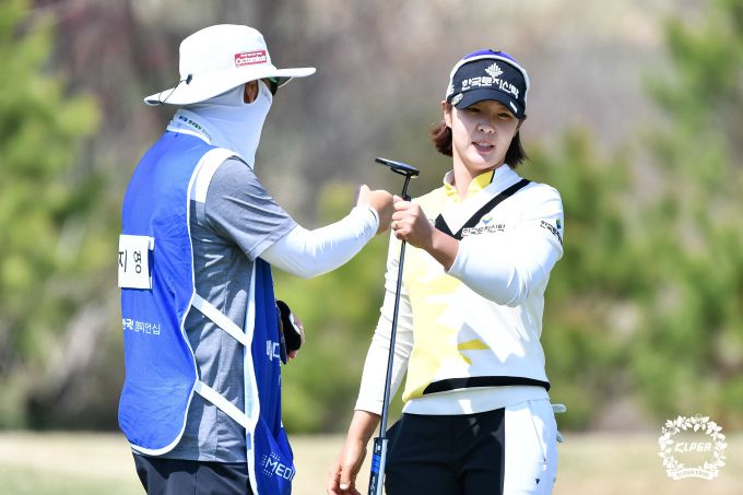 이틀연속 선두를 내달린 박지영. [사진= KLPGA]