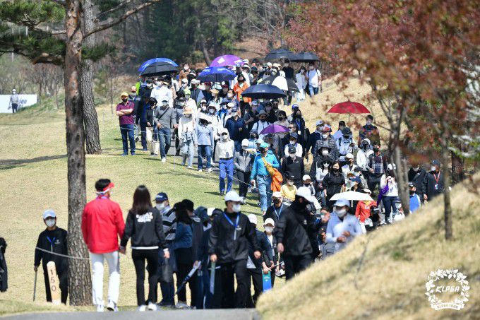 수많은 갤러리가 들어찬 대회장. [사진= KLPGA]