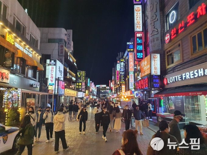 [서울=뉴스핌] 윤준보 기자 =  거리두기 해제를 앞둔 지난 16일 저녁 서울 송파구 방이동 먹자골목에 인파들이 몰려들고 있다. 2022.04.18 yoonjb@newspim.com