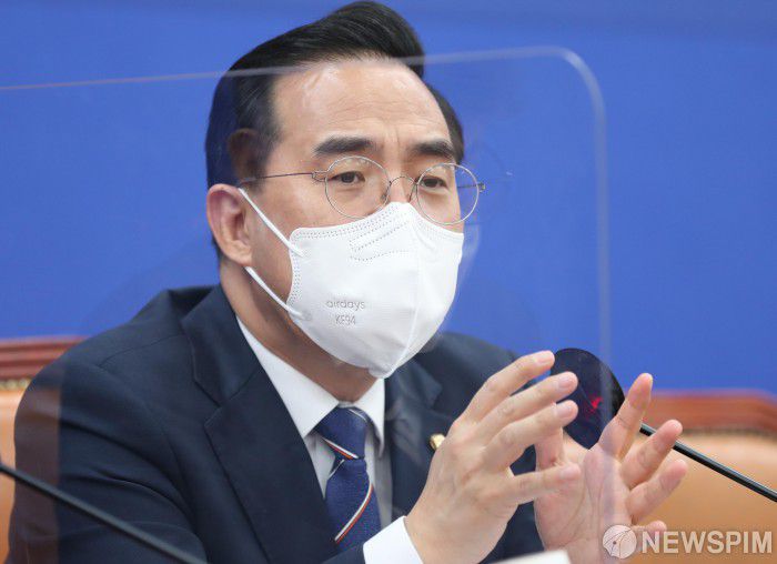 [서울=뉴스핌] 최상수 기자 = 박홍근 더불어민주당 원내대표가 18일 오전 서울 여의도 국회에서 열린 현안 기자간담회에서 취재진의 질문에 답하고 있다. 2022.04.18 kilroy023@newspim.com