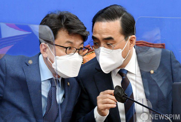[서울=뉴스핌] 최상수 기자 = 박홍근 더불어민주당 원내대표(오른쪽), 진성준 원내수석부대표(왼쪽)가 21일 서울 여의도 국회에서 열린 정책조정회의에서 대화를 나누고 있다. 2022.04.21 kilroy023@newspim.om