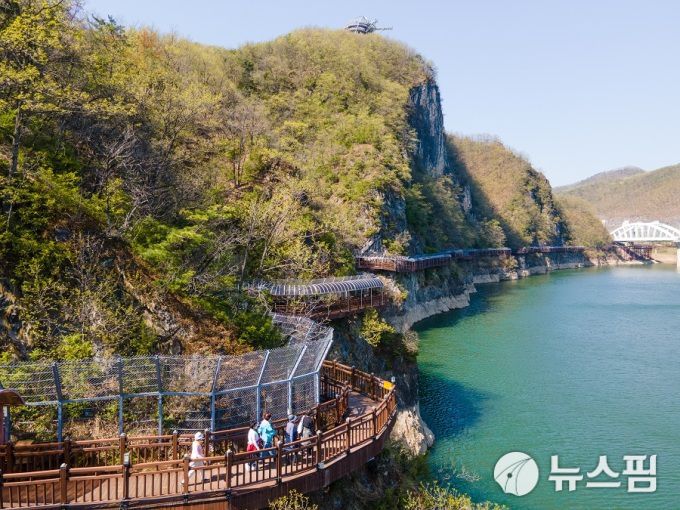 단양강 잔도. [사진 = 단양군]  2022.04.21 baek3413@newspim.com
