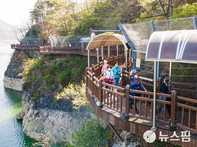 단양군 잔도. [사진 = 단양군]  2022.04.21 baek3413@newspim.com