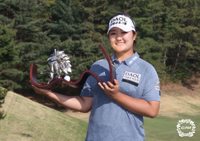 우승 트로피를 들고 환하게 웃는 유해란. [사진= KLPGA]