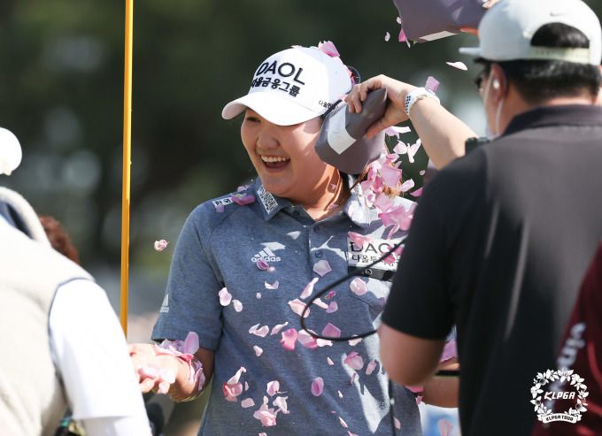 우승 확정 직후 동료들로부터 꽃잎 세리머니를 받는 유해란. [사진= KLPGA]