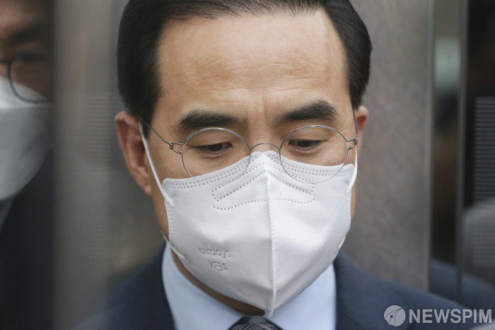 [서울=뉴스핌] 이형석 기자 = 박홍근 더불어민주당 원내대표가 25일 오후 서울 여의도 국회에서 검수완박과 관련해 박병석 국회의장과 면담을 마치고 이동하고 있다. 2022.04.25 leehs@newspim.com