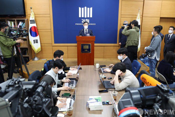 [서울=뉴스핌] 정일구 기자 = 여야의 검수완박 중재안 수용에 반발하며 두 번째 사의를 밝힌 김오수 검찰총장이 25일 오전 서울 서초구 대검찰청에서 열린 간담회에서 발언을 하고 있다. 2022.04.25 mironj19@newspim.com