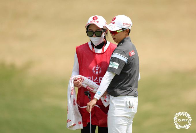 친언니 김주연씨와 함께 얘기를 나누는 김효주. [사진= KLPGA]