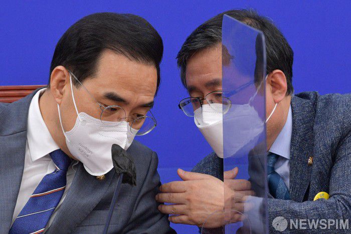 [서울=뉴스핌] 최상수 기자 = 박홍근 더불어민주당 원내대표, 김성환 정책위의장이 28일 서울 여의도 국회에서 열린 정책조정회의에서 대화를 나누고 있다. 2022.04.28 kilroy023@newspim.com