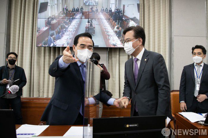 [서울=뉴스핌] 김민지 기자 = 국회 운영위원장을 맡고있는 박홍근 더불어민주당 원내대표와 송언석 국민의힘 원내수석부대표가 29일 오후 서울 여의도 국회에서 열린 운영위원회에서 인사를 나누고 있다. 2022.04.29 kimkim@newspim.com