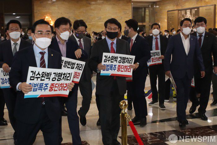 [서울=뉴스핌] 최상수 기자 = 국민의힘 의원들이 3일 오전 형사소송법 개정안 처리를 위한 본회의가 열리는 서울 여의도 국회 본회의장으로 들어가고 있다. 2022.05.03 kilroy023@newspim.com