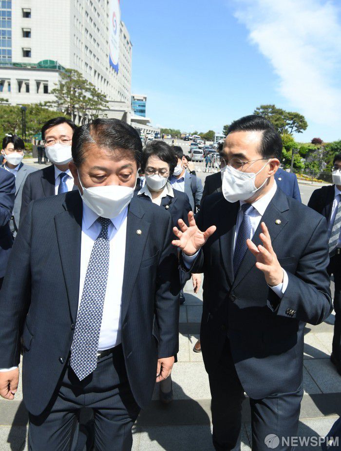 [서울=뉴스핌] 국회사진취재단 = 박홍근 더불어민주당 원내대표가 9일 오후 서울 용산구 국방부에서 합동참모본부 청사로 이동하며 김병주 의원과 대화하고 있다. 2022.05.09 photo@newspim.com