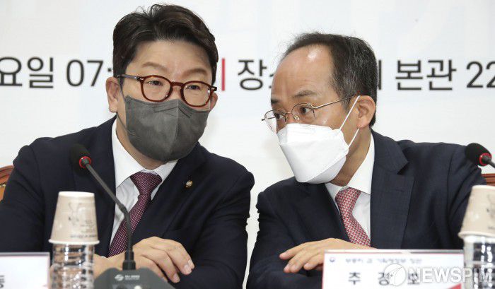 [서울=뉴스핌] 김민지 기자 = 권성동 원내대표와 추경호 부총리 겸 기획재정부 장관이 11일 오전 국회에서 열린 제2차 코로나19 손실 보상을 위한 추경 예산안 당정 협의에 앞서 대화를 나누고 있다. 2022.05.11 kimkim@newspim.com