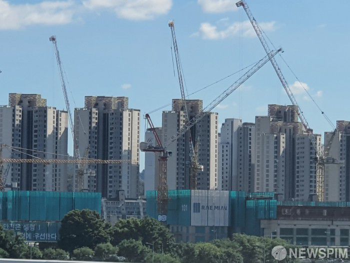 [서울=뉴스핌] 서울 서초구 반포동 래미안 원베일리 공사 현장 전경. [사진=유명환 기자] 2021.09.27 ymh7536@newspim.com