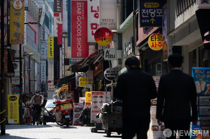 [서울=뉴스핌] 윤창빈 기자 = 정부가 오는 18일부터 신종 코로나바이러스 감염증(코로나19) 관련 사회적 거리두기를 전면 해제한다고 발표했다. 김부겸 국무총리는 이날 코로나19 중대본 회의에서 "현재 밤 12시까지인 다중이용시설 영업시간 제한과 10명까지 허용되던 사적모임 인원 제한을 다음주 월요일(18일)부터 전면 해제한다"고 말했다. 이어 "299명까지 허용되던 행사와 집회, 수용가능 인원의 70%까지만 허용되던 종교시설 인원 제한도 동시에 없어진다"고 말했다. 오는 25일에는 영화관·실내체육시설·종교시설 등 다중이용시설에서의 음식물 섭취 금지 조치도 모두 해제된다. 사진은 15일 서울 중구 명동거리의 모습. 2022.04.15 pangbin@newspim.com