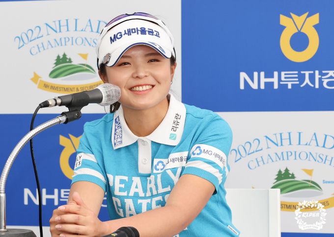 첫날 선두를 차지한 송가은이 밝은 표정으로 인터뷰에 답하고 있다. [사진= KLPGA]