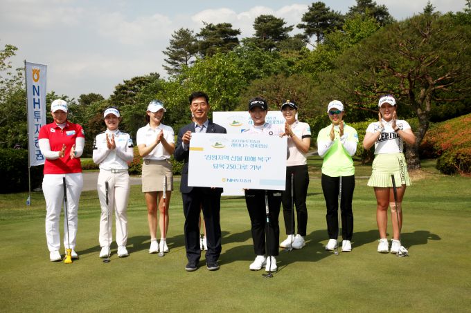 알까기 우승자 임희정과 NH투자증권 김형신 부사장. [사진= 크라우닝]