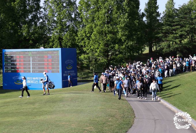 박민지 등의 경기를 보려 몰려든 갤러리. [사진= KLPGA]