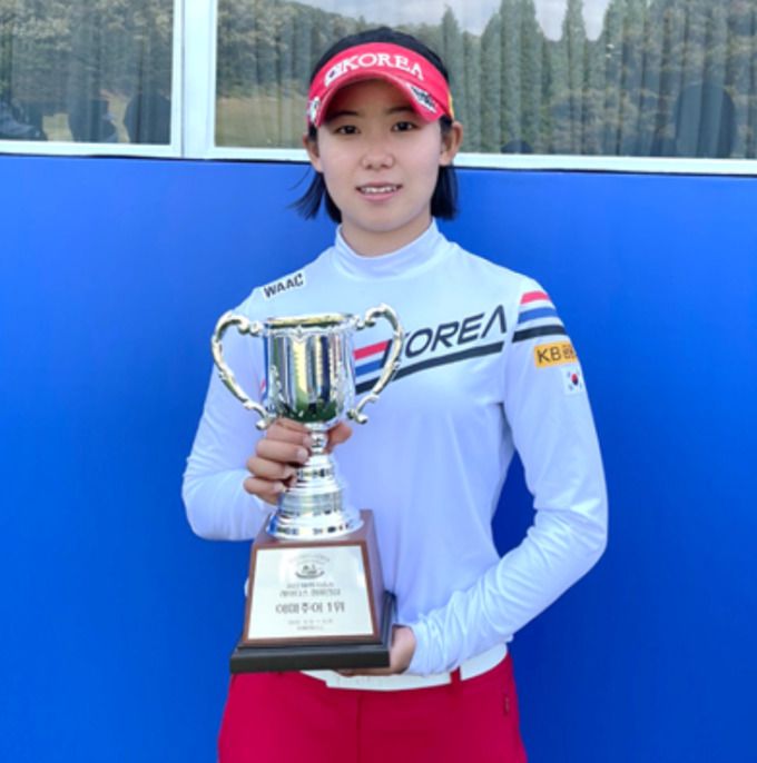 NH투자증권 레이디스 챔피언십에서 준우승을 차지한 황유민, 그는 아마추어 1위 트로피를 수상했다. [사진= 지애드스포츠]