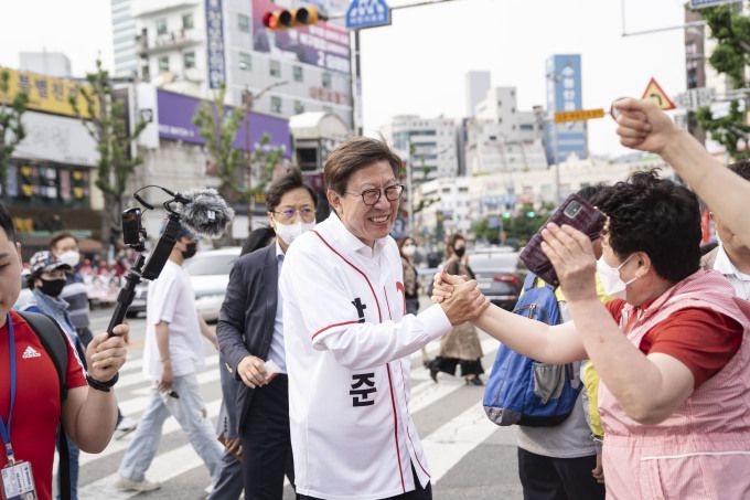 박형준 국민의힘 부산시장 후보가 23일 오후 4시 30분 북구 구포시장에서 지지를 호소하고 있다.[사진=박형준 선거캠프] 2022.05.23 ndh4000@newspim.com