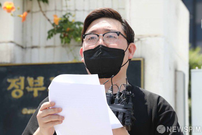 [서울=뉴스핌] 백인혁 기자 = 김기홍 코로나19 대응 전국자영업자비상대책위원회 대표가 16일 오후 서울 종로구 정부서울청사 앞에서 열린 정부의 거리두기 4단계 조치에 대한 자영업단체 입장문 발표 기자회견에서 발언하고 있다. 코로나19 대응 전국자영업자비상대책위원회는 이날 기자회견을 통해 코로나19 빅데이터에 기반한 방역수칙 패러다임 전환과 확진자 수 세기 방식에서 벗어나 중증환자 치료에 집중해 치명률을 낮추는 방식으로의 전환, 손실보상심의위원회에 자영업단체 참여 보장, 최저임금 인상률 차등 적용 등의 요구가 담긴 입장문을 발표했다. 2021.07.16 dlsgur9757@newspim.com