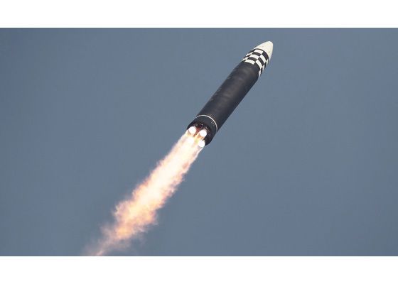 북한 노동신문은 지난 3월 25일 신형 대륙간 탄도미사일(ICBM) 시험발사 장면을 사진으로 공개했다. [사진=노동신문]