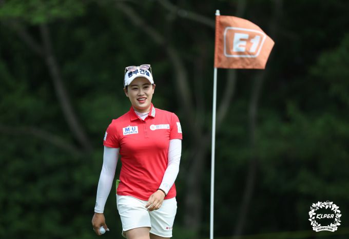 2타차 단독 선두를 내달린 지한솔. [사진= KLPGA]