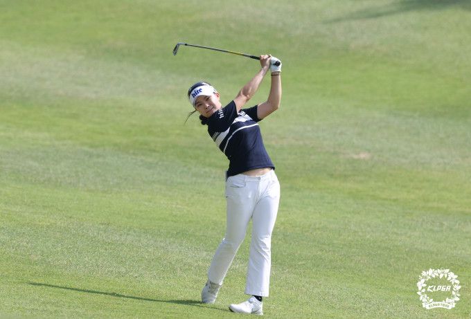 대회 첫날 막판 2연속 버디로 선두 지한솔을 1타차로 추격한 서어진. [사진=KLPGA]