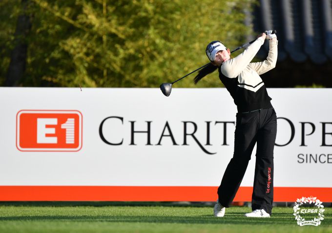 제10회 E1채리티 오픈 1라운드 1번홀서 티샷하는 윤다현. [사진= KLPGA]