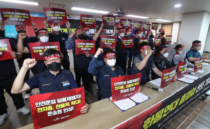 [서울=뉴스핌] 김학선 기자 = 양경수 민주노총 위원장을 비롯해 전국공공운수노조 화물연대본부가 23일 서울 중구 민주노총 회의실에서 안전운임제 확대와 운송료 인상 등을 위한 화물연대 총파업 선포 기자회견을 하며 구호를 외치고 있다. 2022.05.23 yooksa@newspim.com