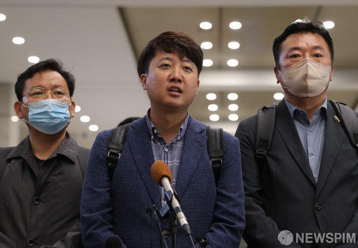 [영종도=뉴스핌] 국회사진취재단 = 이준석 국민의힘 대표가 9일 오후 우크라이나 방문일정을 마치고 인천국제공항을 통해 입국해 취재진의 질문에 답하고 있다. 2022.06.09 photo@newspim.com