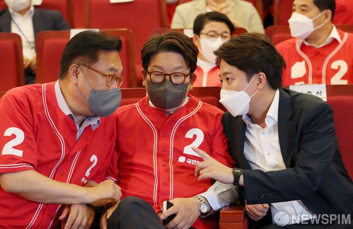 [서울=뉴스핌] 최상수 기자 = 1일 서울 여의도 국회도서관에 마련된 '국민의힘 제8회 지방선거 개표상황실'에서 이준석 국민의힘 대표와 권성동 원내대표, 정진석 의원이 이야기를 나누고 있다. 2022.06.01 kilroy023@newspim.com