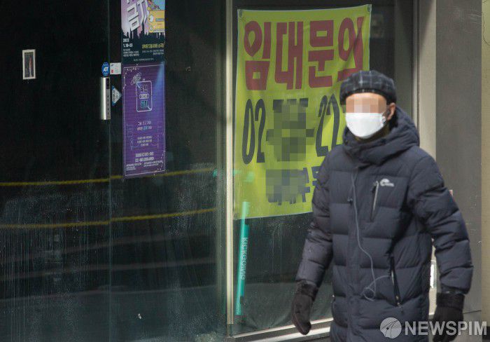 [서울=뉴스핌] 윤창빈 기자 = 국토교통부는 '상가건물 임대차보호법' 개정안이 지난 4일 공포돼 즉시 시행됐다고 5일 밝혔다. 정부가 코로나19 등 감염병 예방을 위해 3개월 이상 집합 금지나 집합 제한 조처를 내린 영향으로 폐업한 경우 해당 상가의 임차인에게 임대차계약을 해지할 수 있는 권리가 부여된다. 이로인해 손님이 끊겨 가게 문을 닫은 뒤에도 매달 임대료가 밀려 고통받던 자영업자들이 부담을 다소나마 덜게 됐다. 사진은 이날 서울 중구 명동거리의 폐업한 상점의 모습. 2022.01.05 pangbin@newspim.com