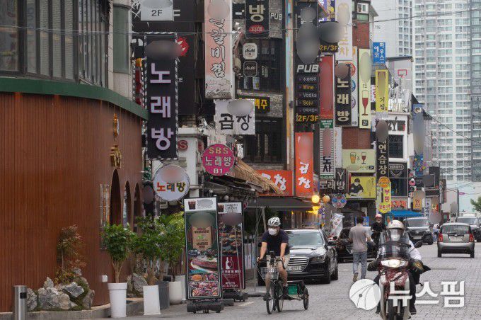 [서울=뉴스핌] 윤창빈 기자 = 민주노총 화물연대 총파업으로 주류 공급에 차질이 빚어지면서 주점이나 식당을 운영하는 자영업자들이 소주 물량 확보에 어려움을 겪고 있다. 일부 업주들은 주종을 변경하거나 '사재기'를 하는 등 자구책 마련에 나섰다. 사진은 13일 서울 시내의 주점 밀집지역. 2022.06.13 pangbin@newspim.com