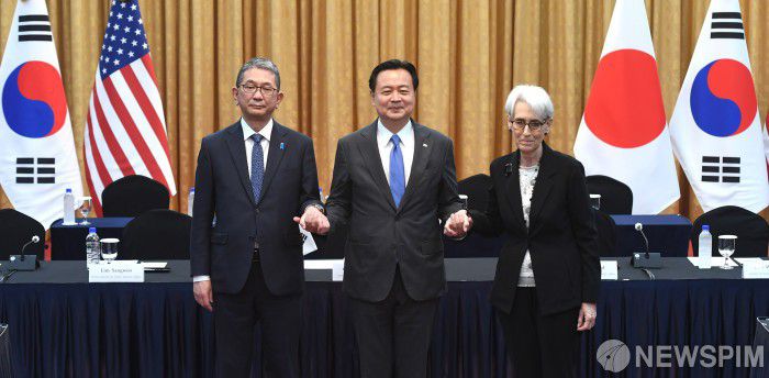 [서울=뉴스핌] 김학선 기자 = 조현동 외교부 1차관(가운데)과 웬디 셔먼 미국 국무부 부장관(오른쪽), 모리 다케오 일본 외무성 사무차관이 지난 6월 8일 10차 한미일 외교차관 협의회에 앞서 기념사진을 찍고 있다. 2022.06.08 yooksa@newspim.com