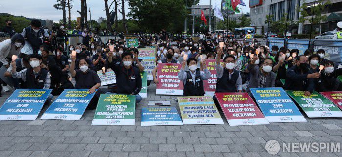 [서울=뉴스핌] 김민지 기자 = 민주노총 공공운수노조 화물연대본부 노조원들이 14일 오후 서울 용산구 대통령 집무실 인근에서 국민안전 위한 안전운임제 확대 시민사회 촛불 문화제를 열고 안전운임 일몰제 폐지와 전차종 ·정품목 확대 적용을 촉구하고 있다. 2022.06.14 kimkim@newspim.com