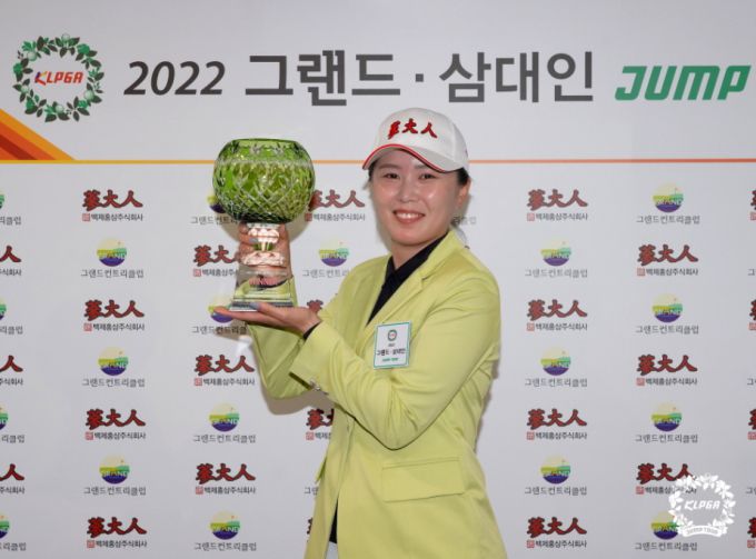 첫 우승을 차지한 아라타케 마리. [사진= KLPGA]