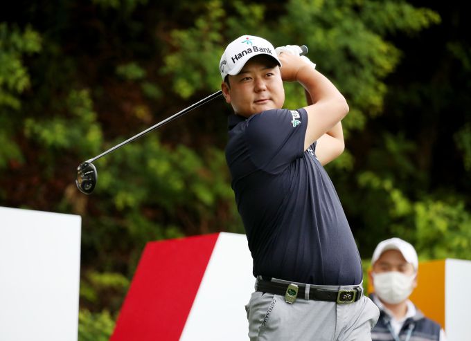 KPGA 하나은행 인비테이셔널 첫날 선두를 차지한 신랑 함정우. [사진= KPGA]