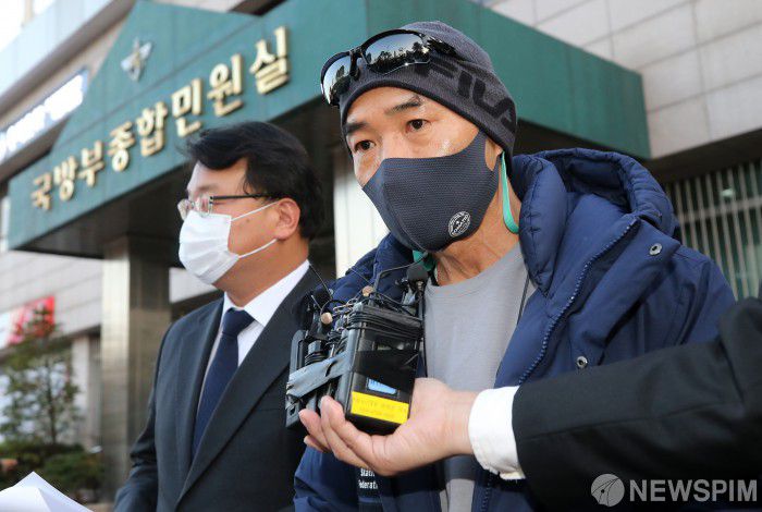 [서울=뉴스핌] 백인혁 기자 = 서해에서 북한군에 피살돼 숨진 해양수산부 소속 어업지도 공무원 A씨의 형 이래진씨가 3일 오후 서울 용산구 국방부 종합민원실 앞에서 정보공개청구에 대한 국방부의 검토 결과를 들은 뒤 취재진에게 입장을 밝히고 있다. 2020.11.03 dlsgur9757@newspim.com