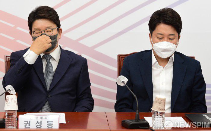 [서울=뉴스핌] 최상수 기자 = 이준석 국민의힘 대표와 권성동 원내대표가 20일 국회에서 열린 최고위원회의에서 굳은 표정을 짓고 있다. 2022.06.20 kilroy023@newspim.com